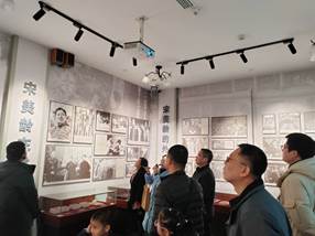 一群人站在室内描述已自动生成